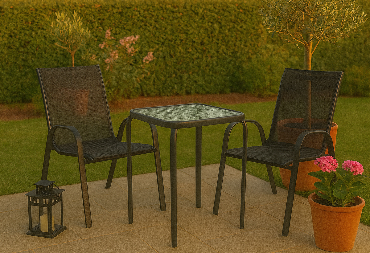 Απεικονίζεται το τραπέζι κήπου σε έναν κήπο.